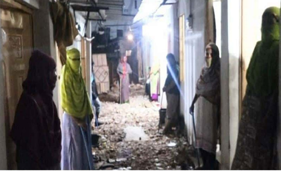 মব হামলার ভয়ে রাতভর লাঠি হাতে নারীদের ঘরবাড়ি পাহারা; আদালতের রায়কে তোয়াক্কা করছেনা দুর্বৃত্তরা 