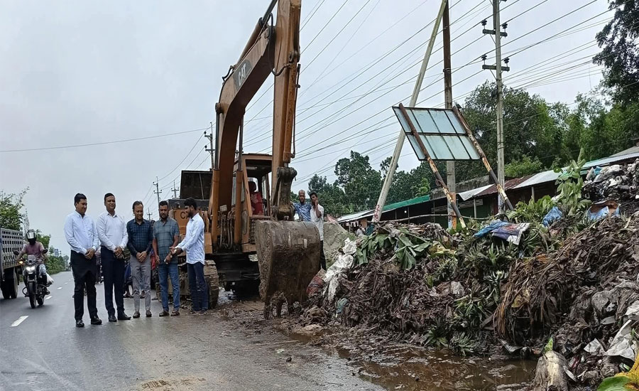 ভালুকায় মহাসড়কের পাশে ময়লার স্তূপ সরাতে প্রশাসনের উদ্যোগ