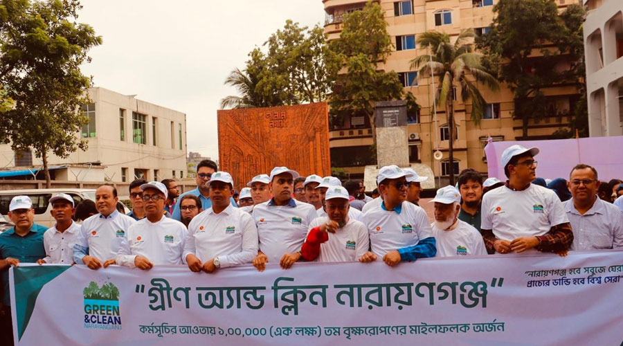 এক লাখ গাছ লাগিয়ে প্রতিশ্রুতি রাখলেন নারায়ণগঞ্জের জেলা প্রশাসক