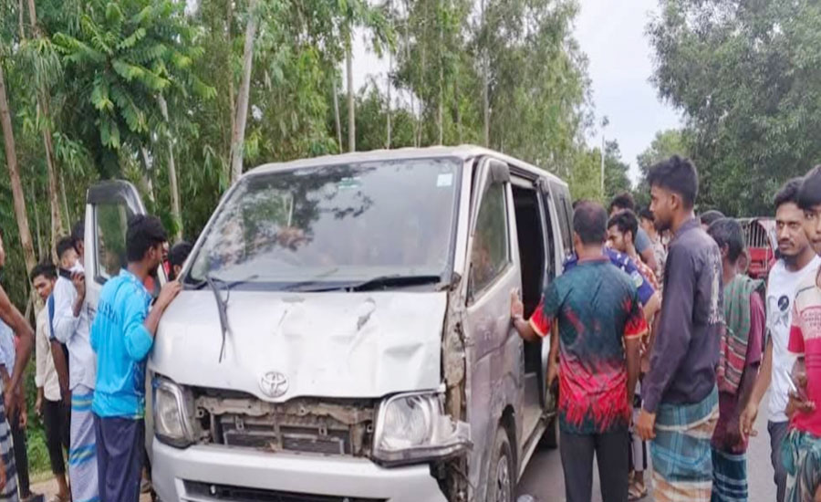 মাইক্রোবাসে পিষ্ট হয়ে নিহত ৩ মাদ্রাসা ছাত্র,চালক আটক