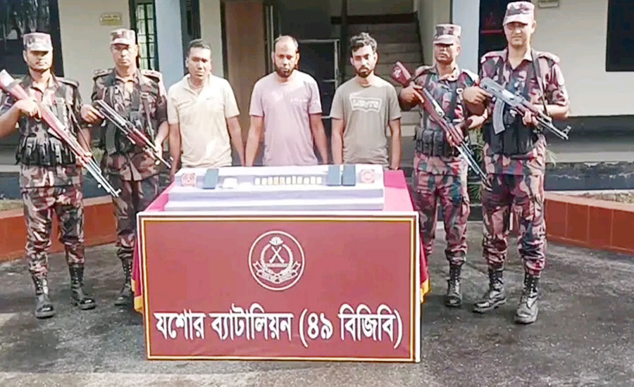 যশোরে ১১টি স্বর্ণের বারসহ তিন চোরা কারবারীকে আটক