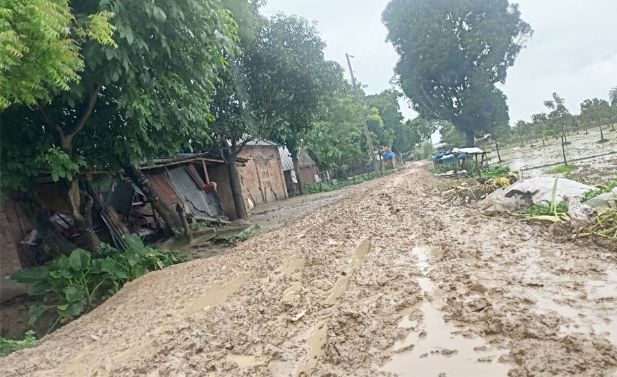 গোমস্তাপুরে চার দশক ধরে জরাজীর্ণ এক কিলোমিটার সড়ক,এলাকাবাসীর চরম দুর্ভোগ