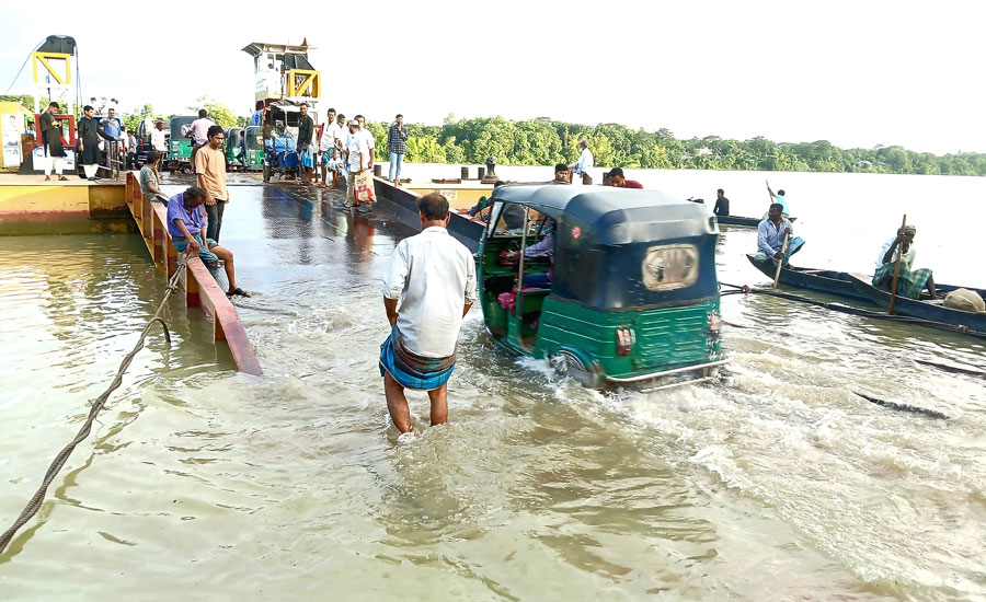 মৃত্যুফাঁদে পরিণত রাঙ্গুনিয়ার চন্দ্রঘোনা ফেরি পারাপার