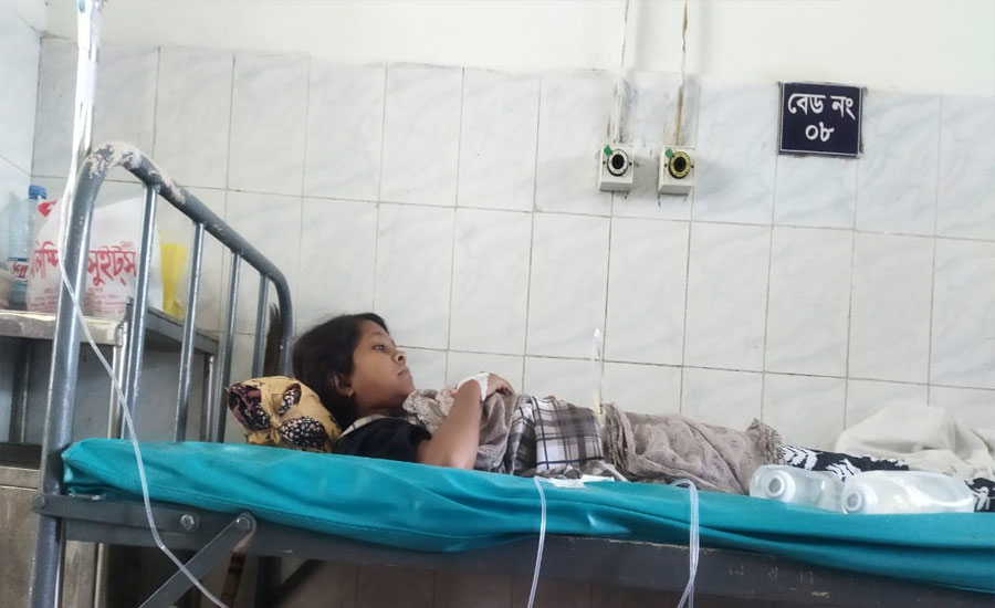 বাবা-মা হারা উম্মে কুলসুম এখন আইসিইউতে – দুটি কিডনি নষ্ট, বাঁচার আকুতি সমাজের প্রতি