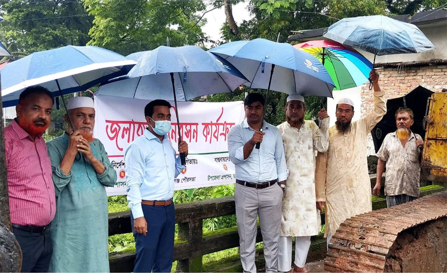 জলাবদ্ধতা থেকে রক্ষায় খাল পরিষ্কার অভিযানে নেমেছে রামগঞ্জ উপজেলা প্রশাসন
