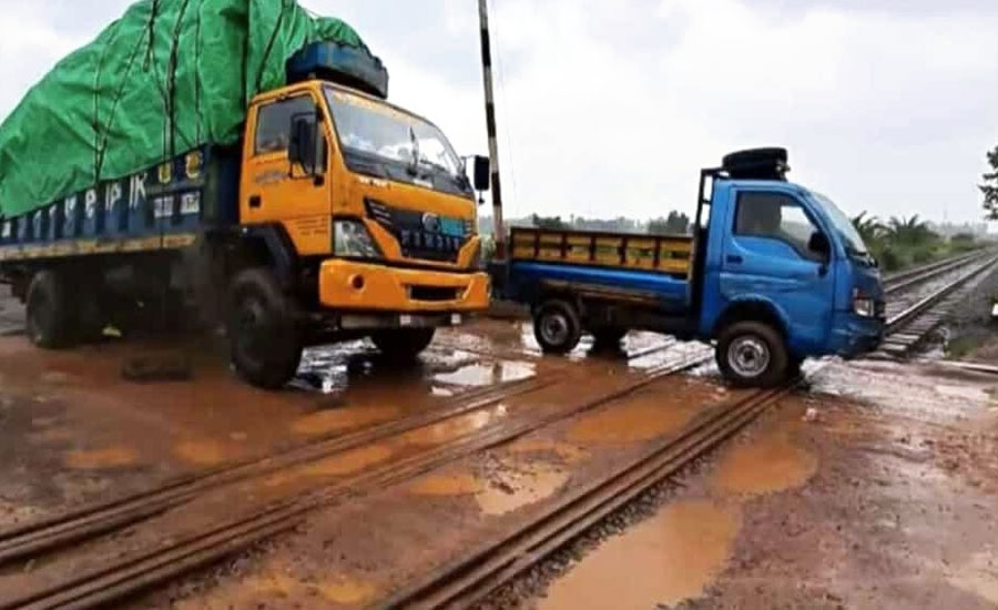 গাজীপুরে রেললাইনে ধানবোঝাই ট্রাক বিকল, তিন ঘণ্টা উত্তরবঙ্গে রেল যোগাযোগ ব্যহত