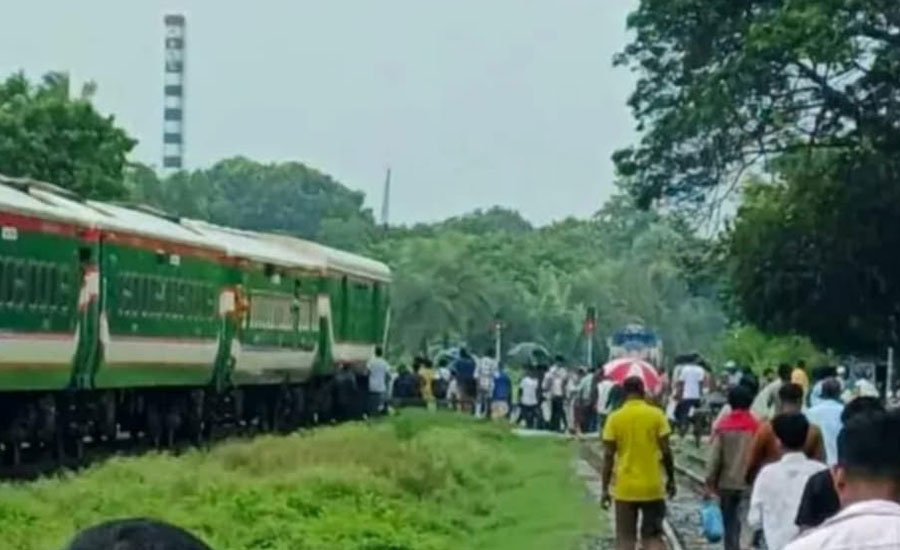 নাটোরে  ১৫ বগি রেখেই চলে গেল ট্রেন