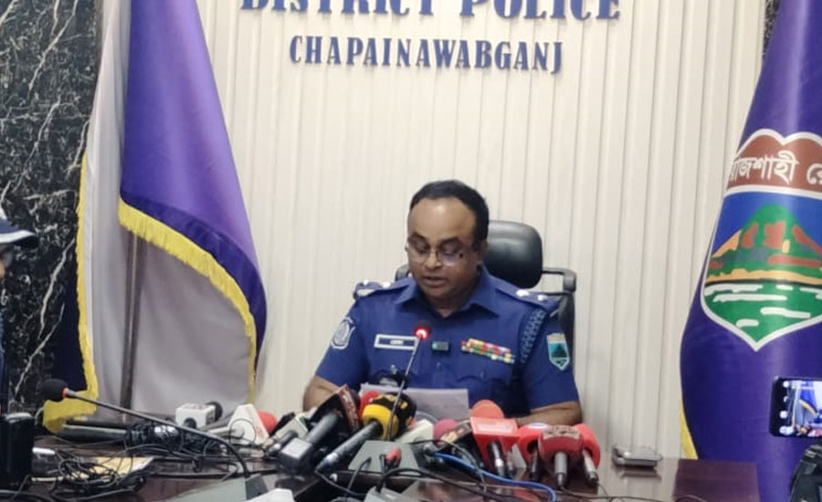 সাংবাদিকের ছত্রছায়ায় চাঁপাইনবাবগঞ্জে ককটেল বিষ্ফোরণের অভিযোগ পুলিশ সুপারের