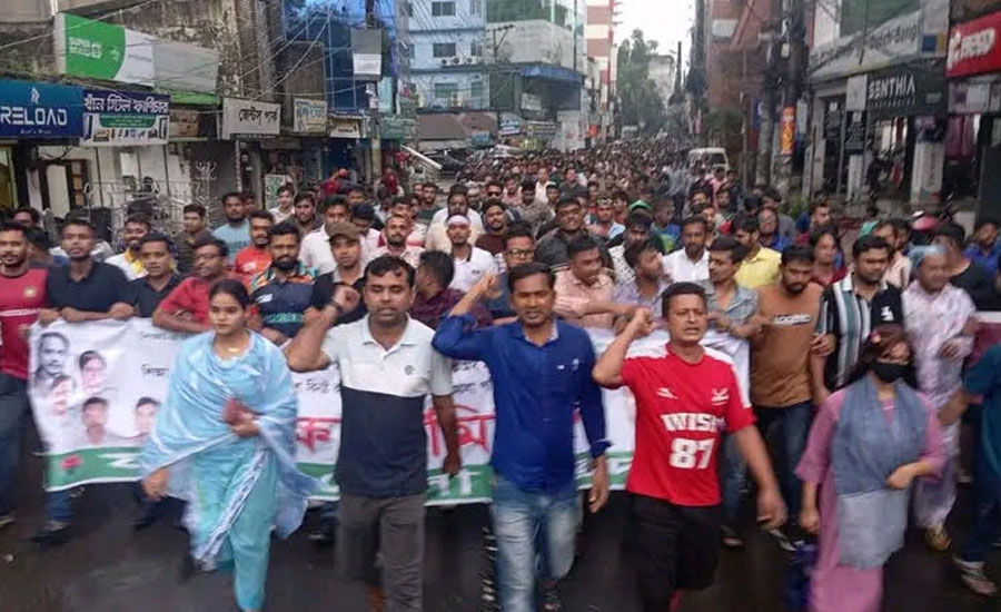 আইনশৃঙ্খলা অবনতি ও শিক্ষার পরিবেশ নষ্টের প্রতিবাদে যশোরে ছাত্রদলের মিছিল 