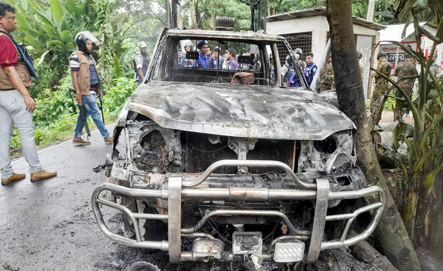 গোপালগঞ্জে পুলিশের গাড়িতে আগুন, হামলা-ভাঙচুর