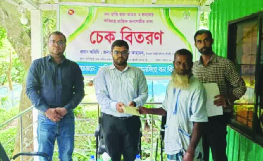 শ্রীবরদীতে বন্য হাতি দ্বারা ক্ষতিগ্রস্ত পরিবারের মাঝে অনুদানের চেক প্রদান 