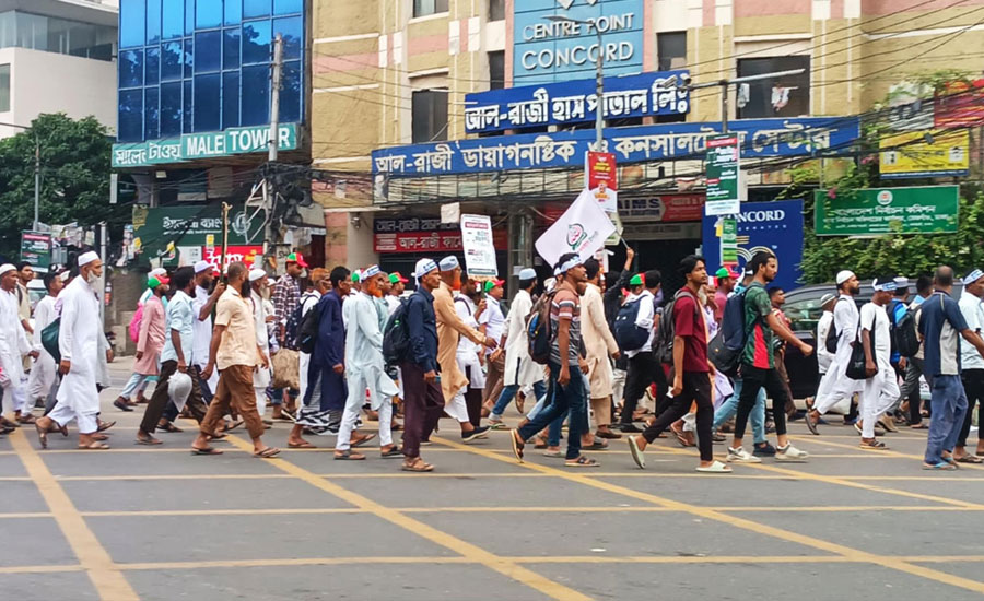 সোহরাওয়ার্দীতে জামায়াতের ‘জাতীয় সমাবেশে’ মিছিল নিয়ে যাচ্ছেন নেতাকর্মীরা