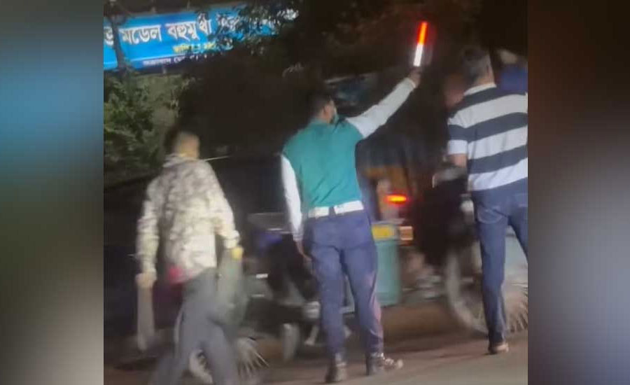ধানমন্ডিতে ছিনতাইয়ের পর চাপাতি হাতে পুলিশের সামনে দিয়ে চলে গেল যুবক