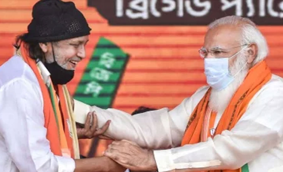 মোদির পা ছুঁতে গেলেন মিঠুন, তারপর কী ঘটল
