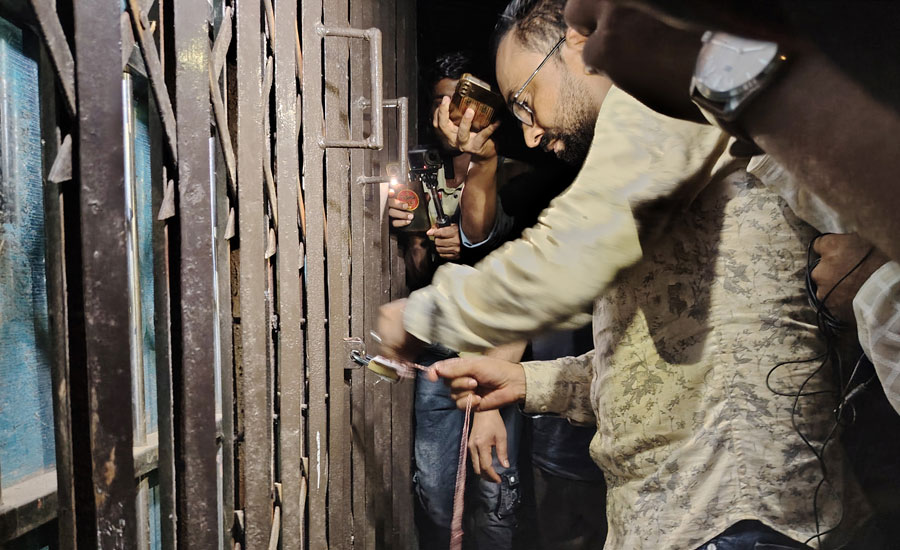 বগুড়ায় আবাসিক হোটেলে ভ্রাম্যমাণ আদালত অবরুদ্ধ: সেনাবাহিনীর হস্তক্ষেপে উদ্ধার, ১০ নারীসহ আটক ১২