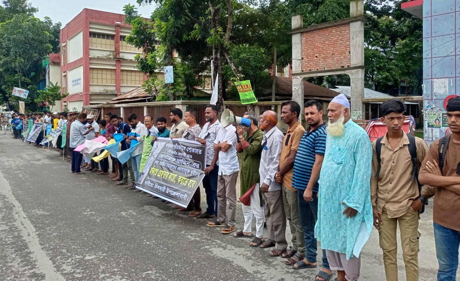 ছেলে হত্যার বিচার চেয়ে সড়কে ব্যানার হাতে বাবার আহাজারি 