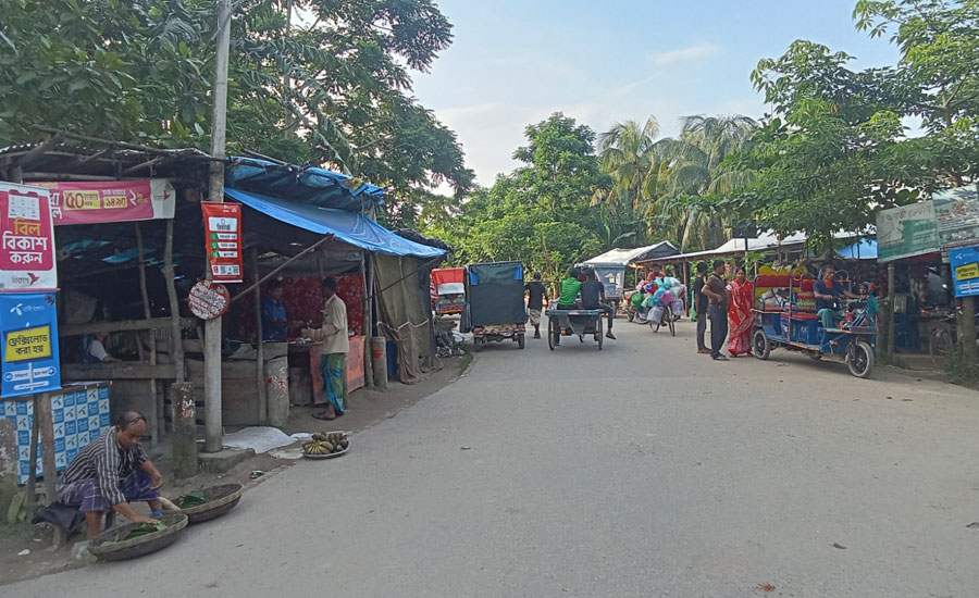 হারতায় ব্রীজের এপ্রোচ দখল করে অবৈধ স্থাপনা নির্মানে প্রায়ই ঘটছে সড়ক দুর্ঘটনা