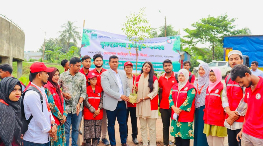 পাখির আশ্রয়ের কথা ভেবে জামগাছ লাগালেন নারায়ণগঞ্জ জেলা প্রশাসক