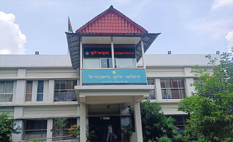 নেই এসিল্যান্ড, থমকে গেছে তাড়াশের ভূমি অফিসের কার্যক্রম