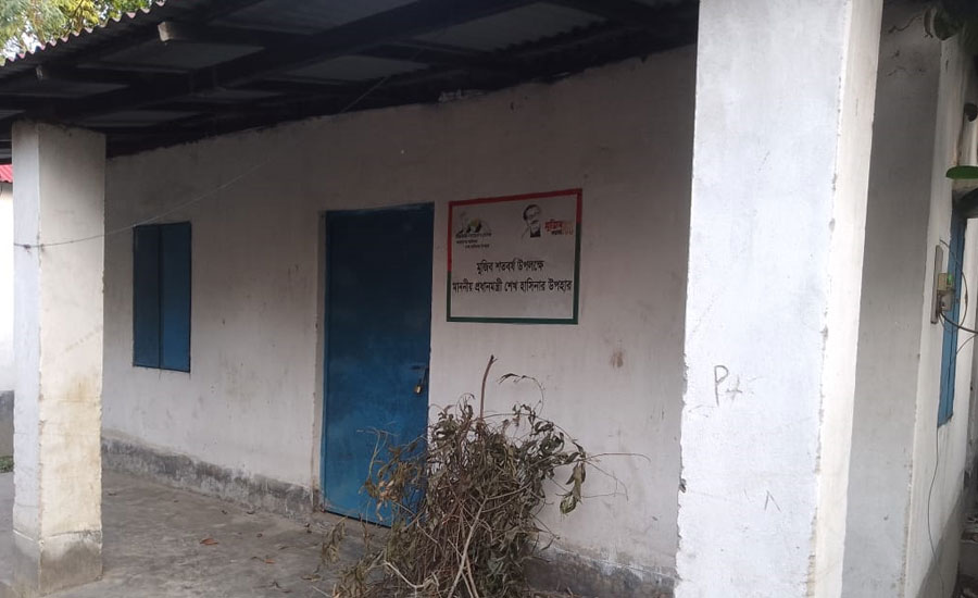 তারাগঞ্জে আশ্রয়ণ প্রকল্পের ঘর বসবাসের অযোগ্য, ব্যবহার হচ্ছে গোডাউন হিসেবে 