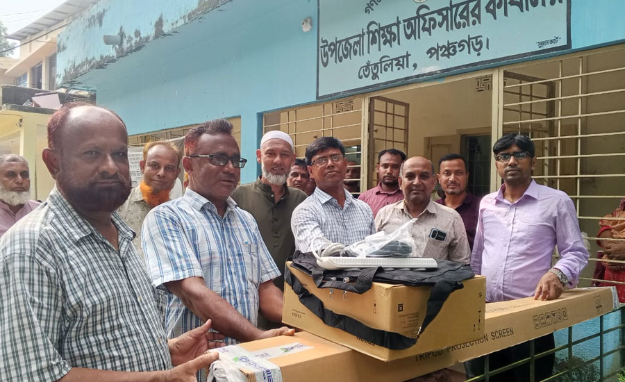 তেঁতুলিয়ায় ৬০ প্রাথমিক বিদ্যালয়ে মাল্টিমিডিয়া প্রজেক্টর প্রদান 