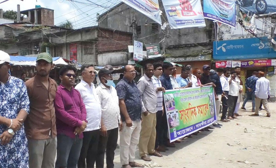 সাতক্ষীরায় সাংবাদিকদের উপর হামলায় জড়িতদের গ্রেফতারের দাবিতে সাংবাদিক সমাবেশ 
