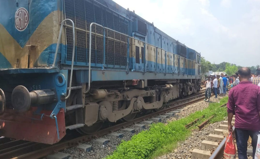 জয়দেবপুর জংশনের নিকট রেল ইঞ্জিন লাইনচ্যুত 
