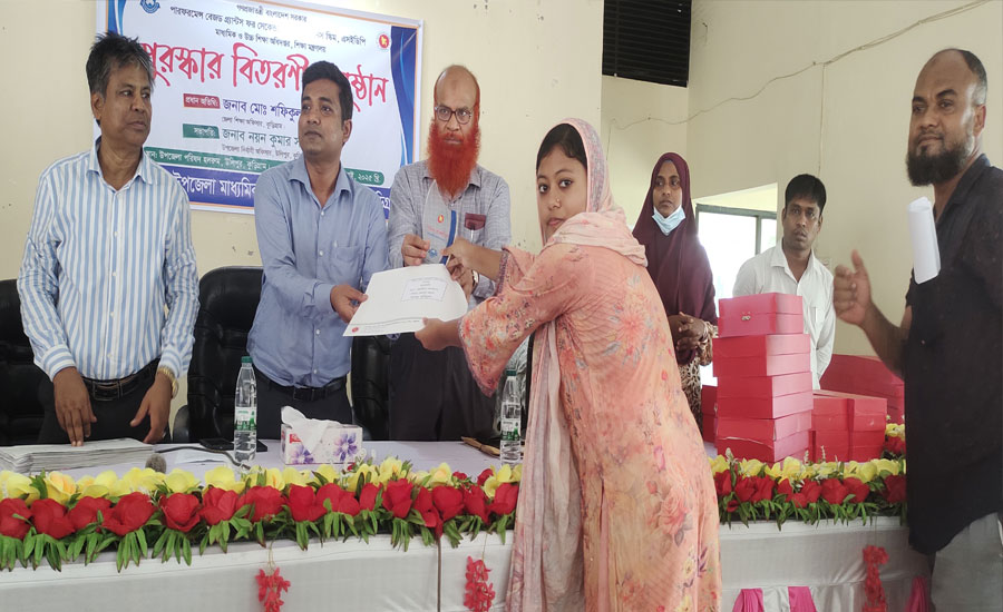 কুড়িগ্রামের উলিপুরে কৃতি শিক্ষার্থীদের মাঝে পুরস্কার বিতরণ 