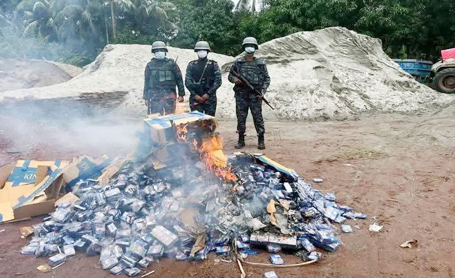 বরগুনায় ৯৪ হাজার শলাকা অবৈধ সিগারেট জব্দ, রাজস্ব ফাঁকির দায়ে দুইজন আটক,জনসমক্ষে ধ্বংস অবৈধ সিগারেট