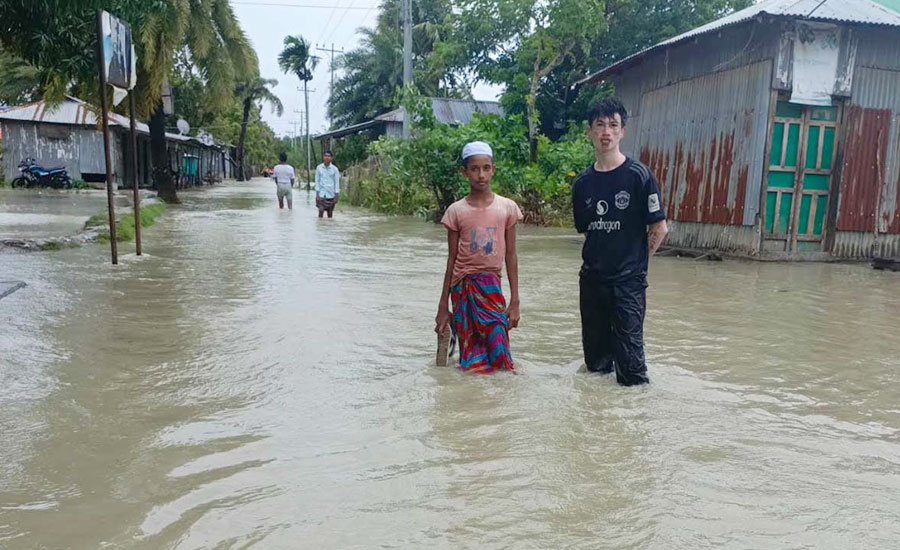 নিম্নচাপের প্রভাবে নিঝুমদ্বীপে বিপর্যস্ত জনজীবন, বসতঘরে হাঁটুপানি