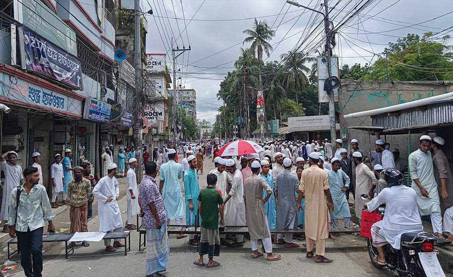 ময়মনসিংহে ডিসির সিদ্ধান্তের বিরুদ্ধে মাদরাসা শিক্ষার্থীদের বিক্ষোভ