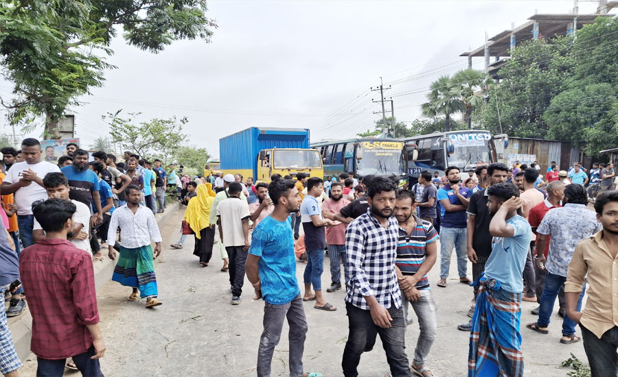 আরএকে সিরামিকের ১০ দফা দাবিতে শ্রমিকদের সড়ক অবরোধ ও বিক্ষোভ