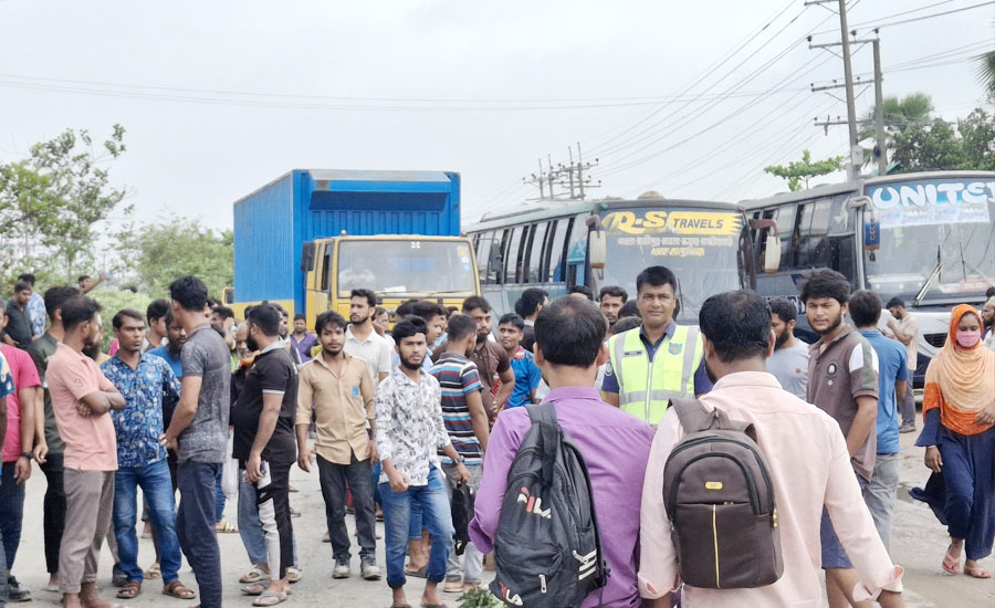 আরএকে সিরামিকের ১০ দফা দাবিতে শ্রমিকদের সড়ক অবরোধ ও বিক্ষোভ