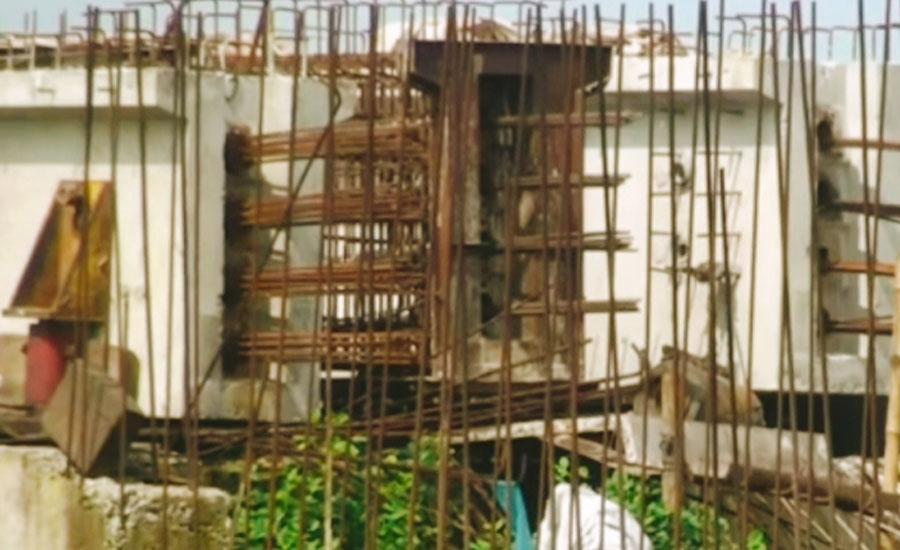 নিম্নমানের নির্মাণ সামগ্রী ব্যবহারের অভিযোগ, ঠিকাদারের পক্ষে এলজিইডি কর্মকর্তার সাফাই