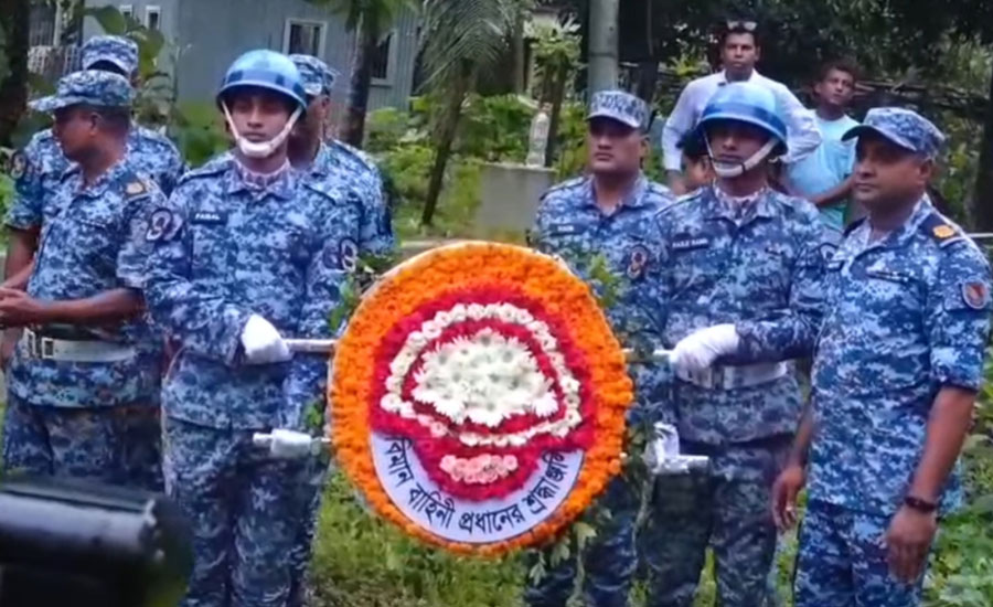 নিহত টাঙ্গাইলের দুই শিক্ষার্থীর কবরে বিমান বাহিনীর শ্রদ্ধা