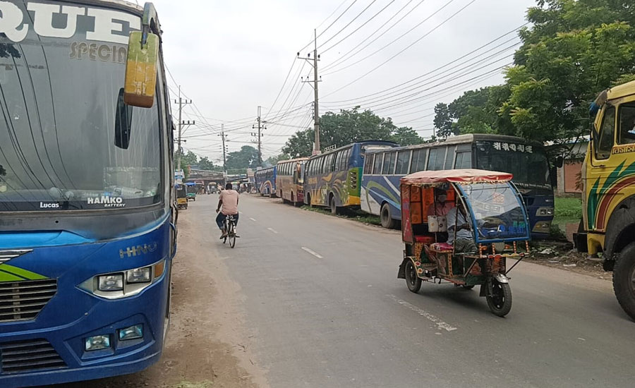 চাঁপাইনবাবগঞ্জ-রাজশাহী রুটে বাস চলাচল বন্ধ, দূর্ভোগে যাত্রীরা