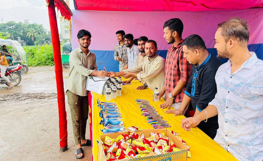 রামগঞ্জে ছাত্রদলের তত্ত্বাবধানে এইচএসসি পরীক্ষার্থীদের মাঝে পানি, স্যালাইন ও শিক্ষা সামগ্রী বিতরণ