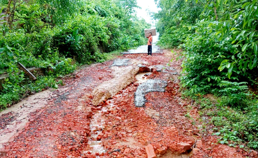 সড়ক নয় যেন মরণ ফাঁদ, চরম দুর্ভোগে এলাকাবাসি