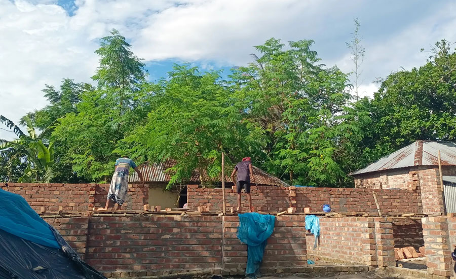 তাড়াশে সরকারি রাস্তা দখল করে ভবন নির্মাণের অভিযোগ