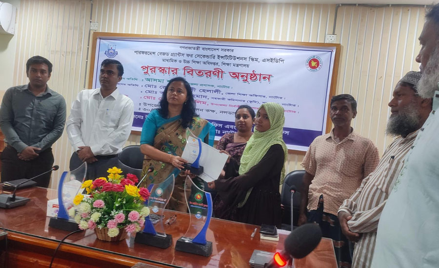 নাটোরে মেধাবী শিক্ষার্থীদের সংবর্ধনা ও পুরস্কার প্রদান