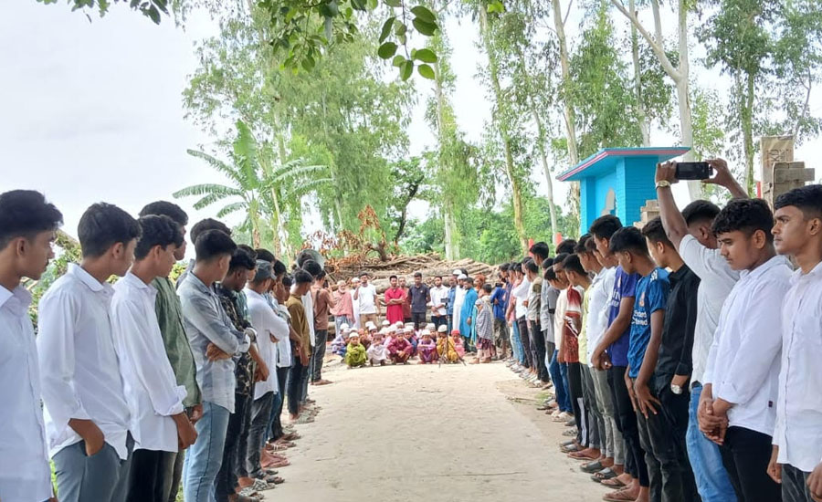 ভূরুঙ্গামারীতে সড়ক থেকে গাছ সরানোর দাবিতে মানব বন্ধন