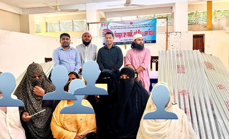 আলফাডাঙ্গায় দুর্যোগে ক্ষতিগ্রস্তদের মাঝে নগদ অর্থ ও ঢেউটিন বিতরন