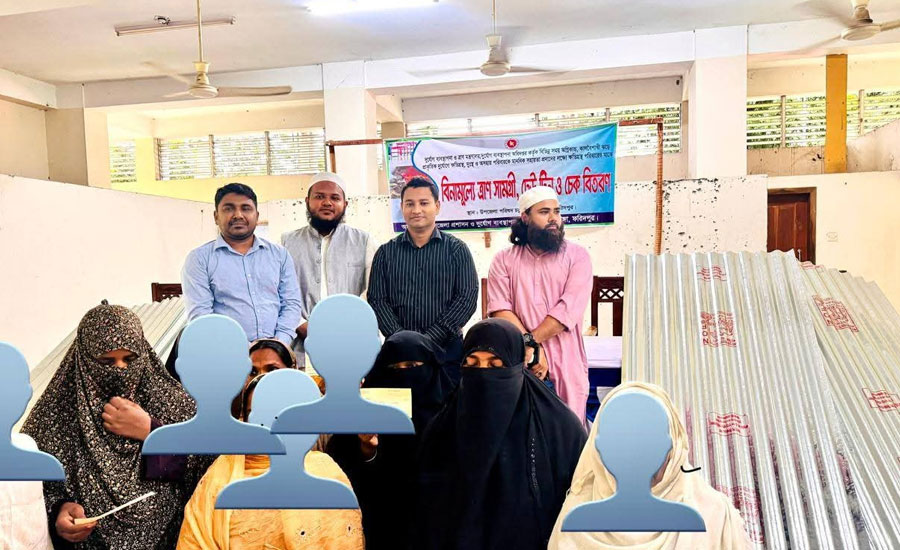আলফাডাঙ্গায় দুর্যোগে ক্ষতিগ্রস্তদের মাঝে নগদ অর্থ ও ঢেউটিন বিতরন।