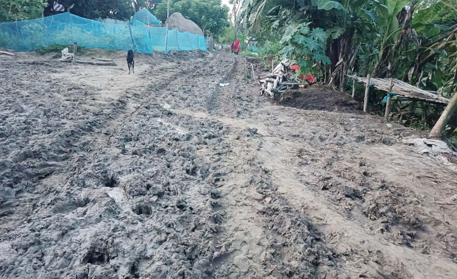 রাস্তার বেহাল দশা, শিলংদহ গ্রামে ভেঙে যায় বিয়ে