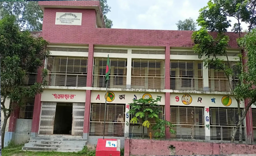 বিদেশে অবস্থান, তবুও বেতন-ভাতা উত্তোলন: চিলমারীর স্কুলশিক্ষিকাকে ঘিরে প্রশ্নের মুখে প্রশাসন