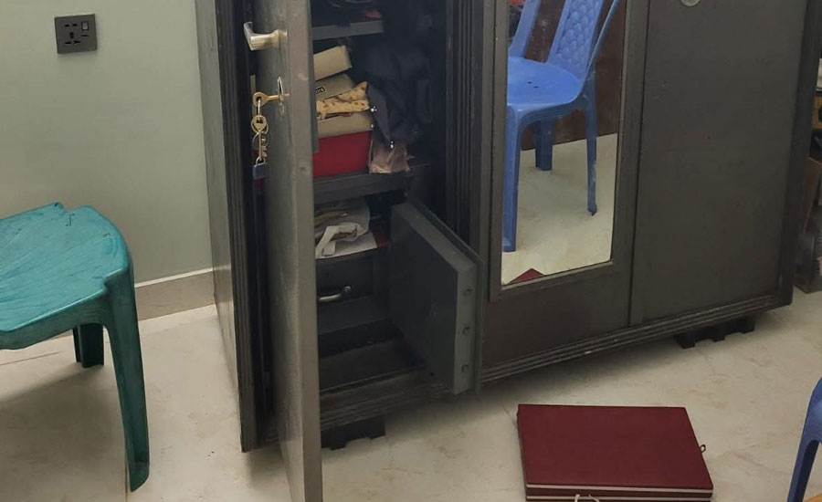 কর্ণফুলীতে সাবেক চেয়ারম্যানের বাড়িতে দুর্ধর্ষ চুরি, প্রায় ১২ লাখ টাকার স্বর্ণালঙ্কার লুট