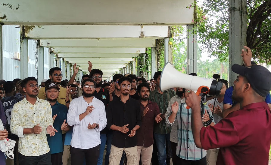 কম্বাইন্ড ডিগ্রির দাবিতে বাকৃবিতে ষষ্ঠ দিনের বিক্ষোভ, কঠোর আন্দোলনের হুঁশিয়ারি