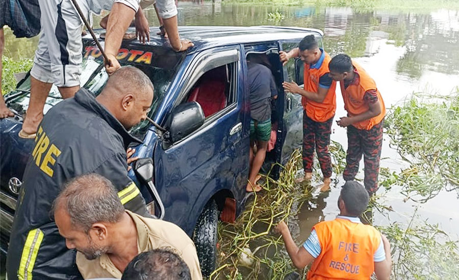 ওমান প্রবাসীকে নিয়ে বিমানবন্দর থেকে ফেরার পথে একই পরিবারের ৭ জন নিহত