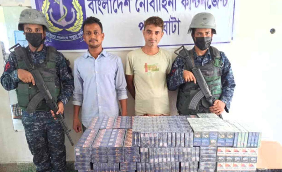 পাথরঘাটায় নৌবাহিনীর অভিযানে অবৈধ সিগারেটসহ দুই কারবারি আটক