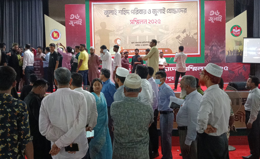 গাজীপুরে জুলাই শহিদ পরিবার ও জুলাই যোদ্ধাদের সম্মেলনে হট্রগোল